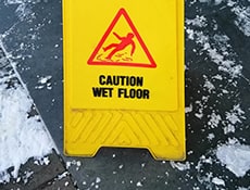 A sign for pedestrians in the winter